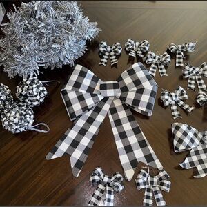 Target Black and White Checkered Bows Set